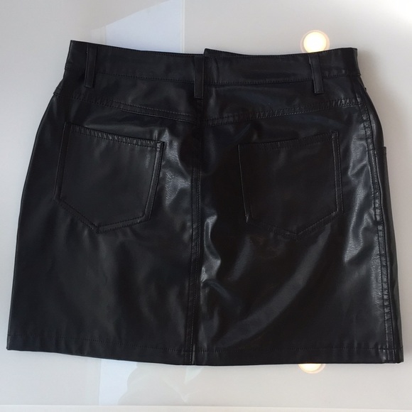 Excellent Condition Pleather Mini Skirt Size 6 - Picture 2 of 5